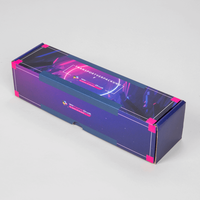 Transportverpackung F, zusammengebaut, farbgebung lila mit abstrakter Berglandschaft