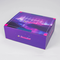 Transportverpackung M, zusammengebaut, farbgebung lila mit abstrakter Berglandschaft