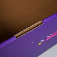 Transportverpackung M, Detailaufnahme der Laschenritze, , farbgebung lila mit abstrakter Berglandschaft