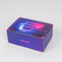 Transportverpackung S, zusammengebaut, farbgebung lila mit abstrakter Berglandschaft