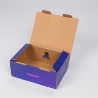 Transportverpackung S, geöffneter Klappdeckel, Innenseite kartonfarbe, farbgebung lila mit abstrakter Berglandschaft