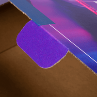 Transportverpackung S, Detailaufnahme der Lasche zum Schließen der Box, , farbgebung lila mit abstrakter Berglandschaft