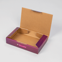 Transportverpackung XS, geöffneter Klappdeckel,innenseite kartonfarbe, farbgebung rötlich-bläulich