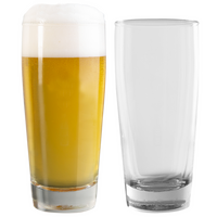 zwei Biergläser voll und leer