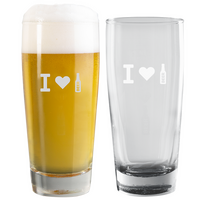 Zwei Biergläser voll und leer