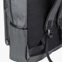 Kompakter Laptop-Rucksack aus RPET, Detail Seitentasche und Schultergurt