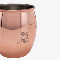 Nahaufnahme von Gravur auf Becher Vorderseite