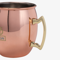 Nahaufnahme Kupfferfarbener Mulebecher mit Henkel