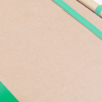 Notizbuch DIN A5 hoch, Umschlag: Karton, Inhalt: 60 blanko Seiten aus Recyclingpapier, inkl. Kugelschreiber