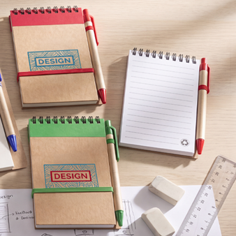 Notizbuch DIN A6 hoch, Umschlag: Karton, Inhalt: 70 linierte Seiten aus Recyclingpapier, inkl. Kugelschreiber