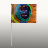 Papierfahne mit Holzstab, bedruckt mit Text, Pfauenauge Motiv