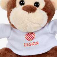 Nahaufnahme Affe mit weßem T-Shirt bedruckt von vorne