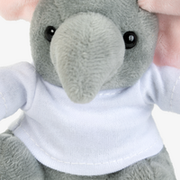 Nahaufnahme Elefant mit unbedrucktem weißen T-Shirt 