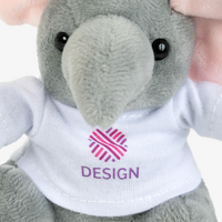 Nahaufnahme Elefant mit T-Shirt bedruckt von vorne