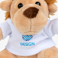 Nahaufnahme Löwe mit weißem T-Shirt von vorne