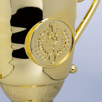 Pokal KANTHAROS gold, Detailaufnahme von der Emblemfläche 