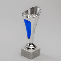 Pokal KELCH silber/blau, kelchförmig, Seitenansicht, granitfarbener Sockel, quadratischer Sockel