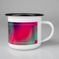 Robuste Emaille Tasse mit schwarzem Trinkrand, Seitenansicht des Drucks mit Henkelansicht