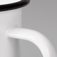 Detailansicht der Emaille Tasse mit schwarzem Trinkrand und Anschnitt des Henkels