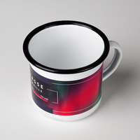 Robuste Emaille Tasse mit schwarzem Trinkrand, Frontansicht mit farblichem Druck