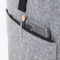 Rolltop-Rucksack aus recyceltem Filz, Detail Tasche außen