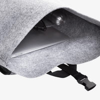 Rolltop-Rucksack aus recyceltem Filz, offen