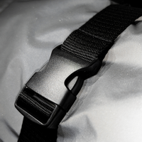 Rolltop-Rucksack aus reflektierendem RPET, Detail Verschluss