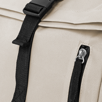 Rolltop-Rucksack aus RPET mit Schnallenverschluss, Detail Verschluss