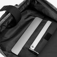 Rucksack aus RPET mit Doppelfach und Außentasche offen mit Inhalt