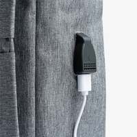 Rucksack mit 2 Vordertaschen inkl. USB-Anschluss Details mit USB Kabel