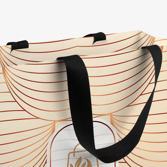 Rundum bedruckte Papiertragetasche in M mit Schleifenband, 34 x 39 x 11 cm, 4/0-farbig