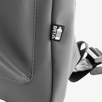 Schmaler Laptop-Rucksack aus wasserdichtem RPET, Detail RPET Logo