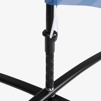 Detailaufnahme vom Fahnenspanner und Kreuzfuss