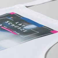 Stoffschürze weiß, farbig bedruckt, liegend 