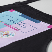 Stoffschürze schwarz, farbig bedruckt, liegend