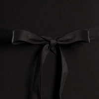 Stoffschürze schwarz, farbig bedruckt mit Schleife, stehend, 