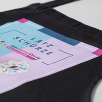 Stoffschuerze schwarz, farbig bedruckt, liegend