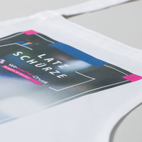 Stoffschuerze weiß, farbig bedruckt, liegend