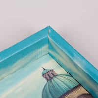 Transportverpackung für Bücher, Detailaufnahme einer Ecke im Schachtelboden, Motiv Bücher in Häuseroptik