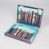 Transportverpackung für Bücher, Deckel- und Schachtelboden sichtbar, Deckel ist vor Schachtelunterseite aufgestellt rechteckig, Motiv Bücher in Häuseroptik