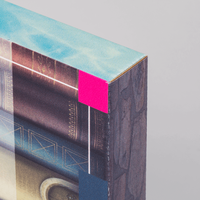 Transportverpackung für Bücher, Detailaufnahme einer Schachtelkante / Ecke, Motiv Bücher in Häuseroptik