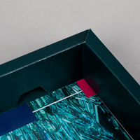 Stülpdeckelschachtel Quadrat gross, Detailansicht der Ecken des Schachtelunterteil , farblich in grün, Kristallabbildung