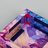 Stülpdeckelschachtel Quadrat mittel, Detailansicht der Ecken des Schachtelunterteil , farblich in magenta, Kristallabbildung