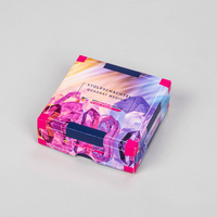 Stülpdeckelschachtel Quadrat mittel, zusammengebaute Schachtel, farblich in magenta, Kristallabbildung