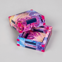 Stülpdeckelschachtel Quadrat mittel, Schachteldeckel auf Schachtelunterteil angelehnt, farblich in magenta, Kristallabbildung