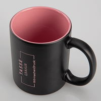 Tasse außen SCHWARZ, innen rosa mit einseitiger Lasergravur
