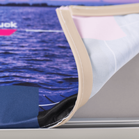 Textil, farbig bedruckt, liegend