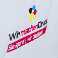 Tasche, weiß, farbig bestickt, aufgestellt