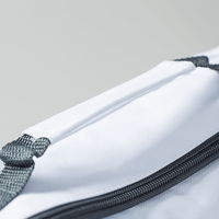 Tasche, weiß, farbig bestickt, aufgestellt