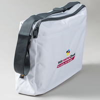 Tasche, weiß, farbig bestickt, aufgestellt